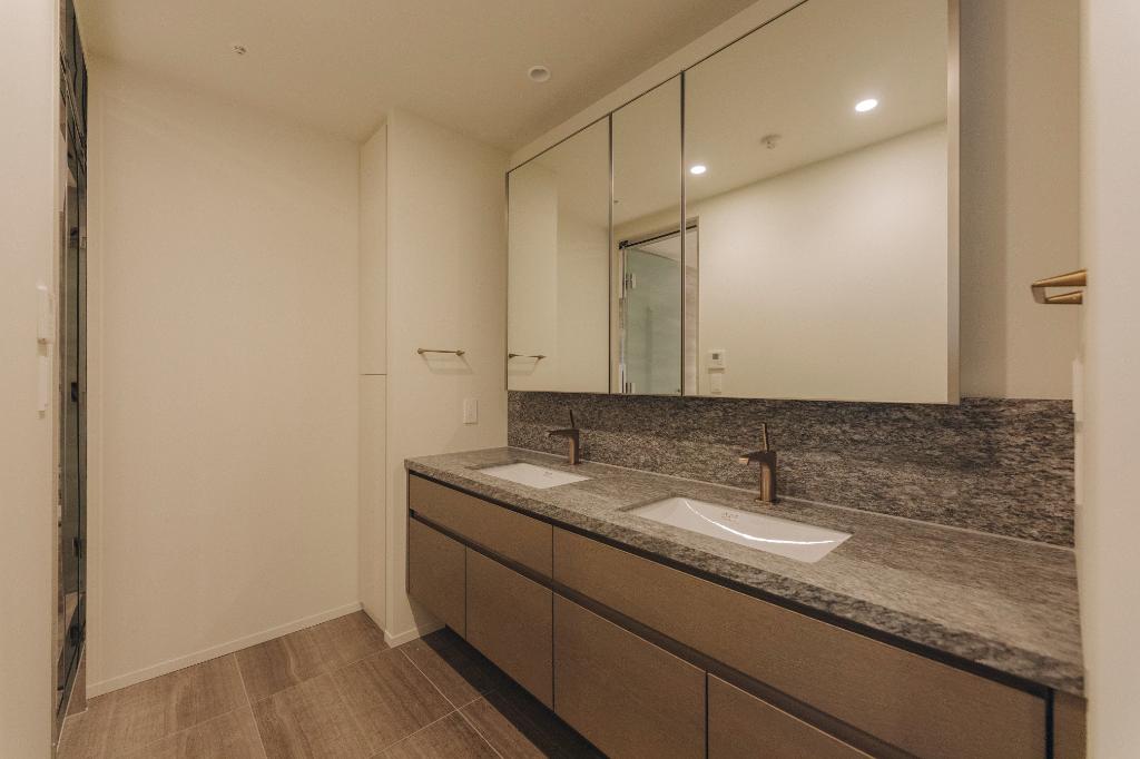 World Tower Residence — 46th-Floor Penthouse — photo 4